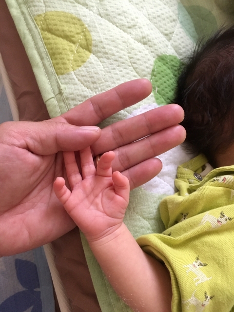 新生児 手 大きさ比べ