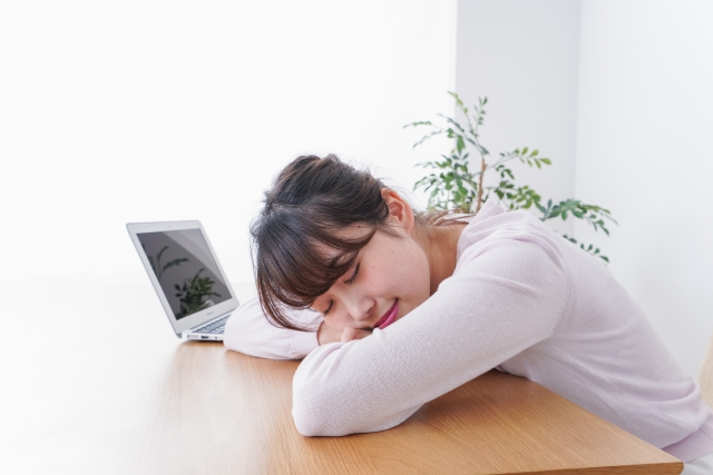寝る女性