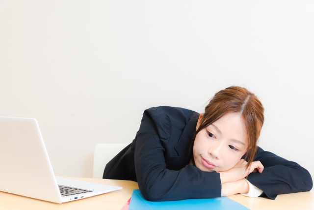 仕事が退屈なスーツの女性