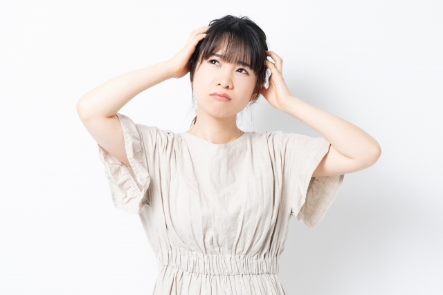 悩み事を抱える若い女性