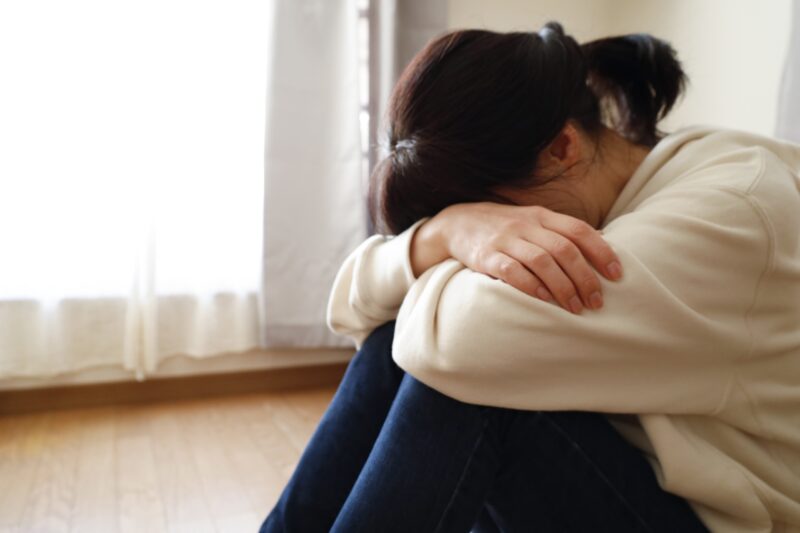 顔を伏せる女性