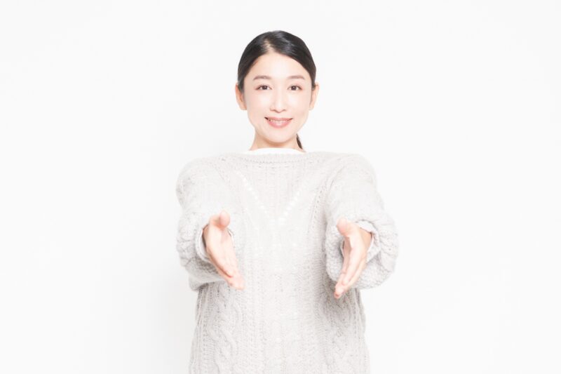手を差し出す女性