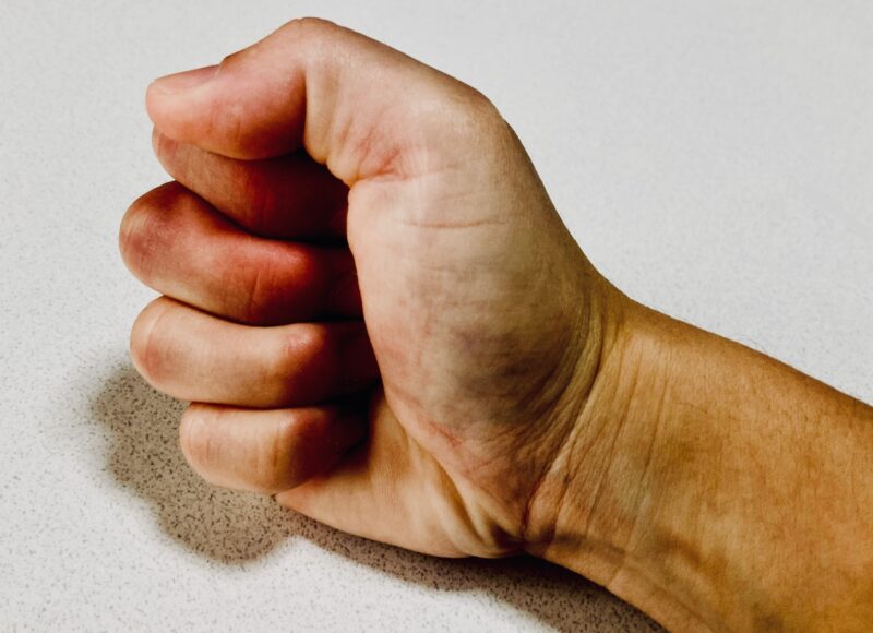 テーブルに置いた拳