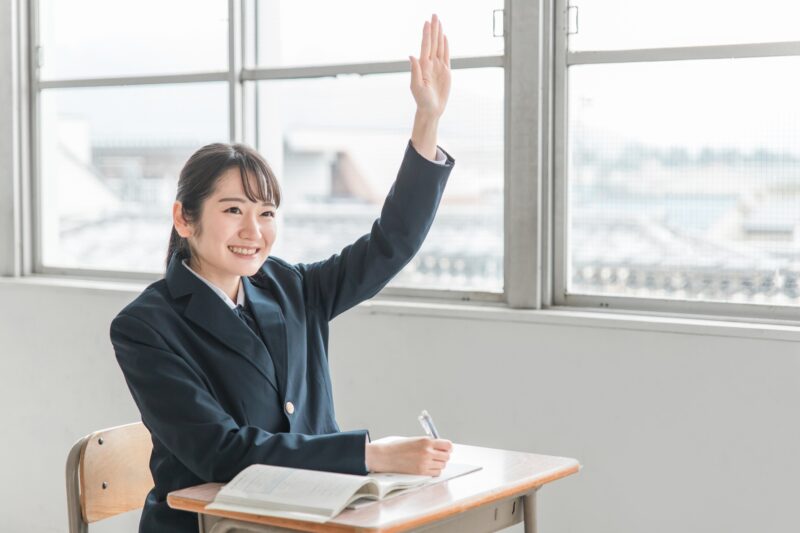 授業中に積極的に手を挙げる女子校生
