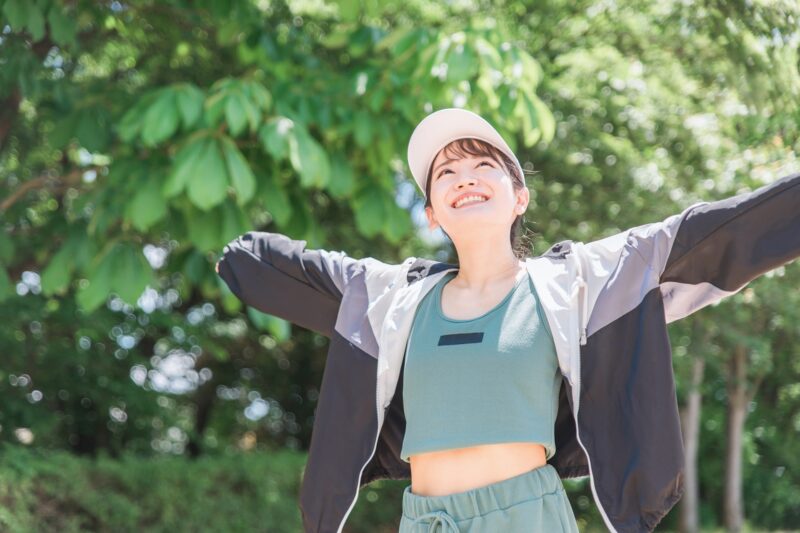 公園で運動・トレーニング・深呼吸する女性