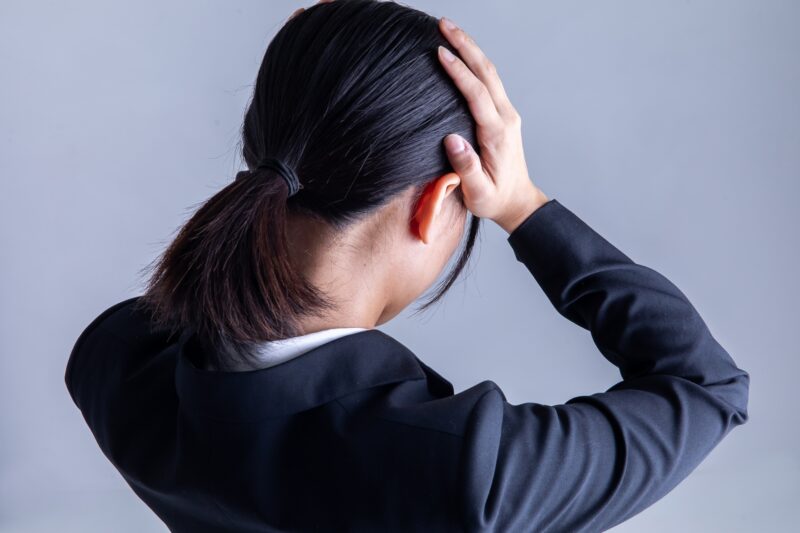 頭を抱える女性