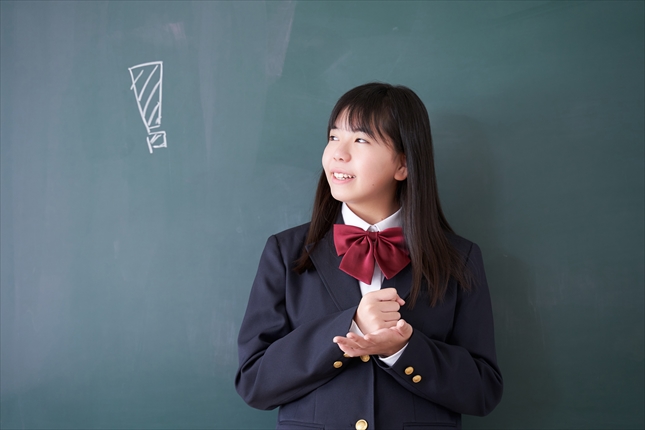 教室でひらめく日本人女子学生
