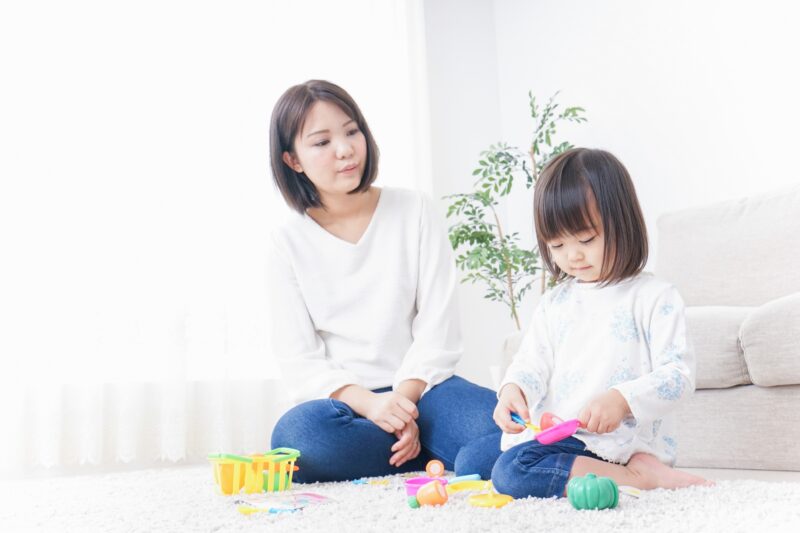 子供を見守る母親