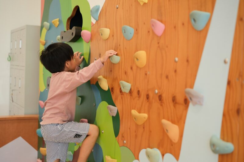 室内遊具で楽しむ男子
