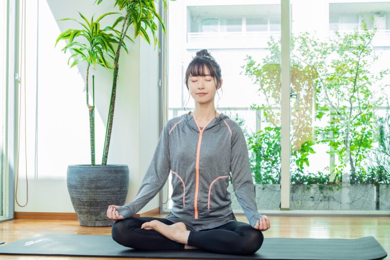 ヨガの瞑想をする女性