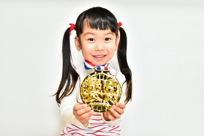 金メダルと笑顔の女子