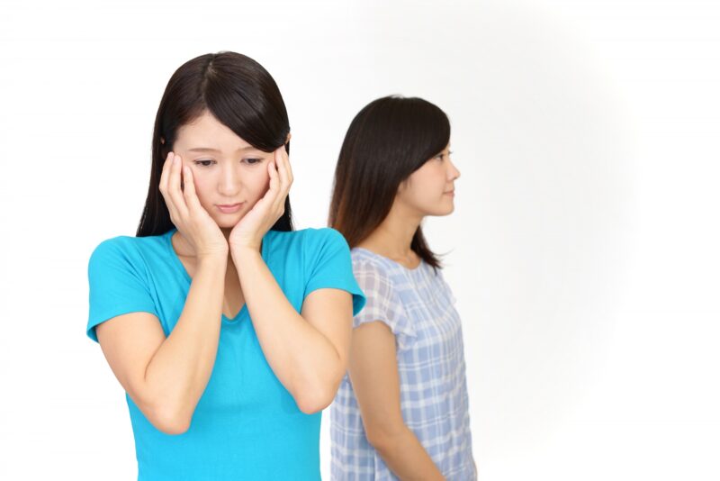 不安そうな表情の女性