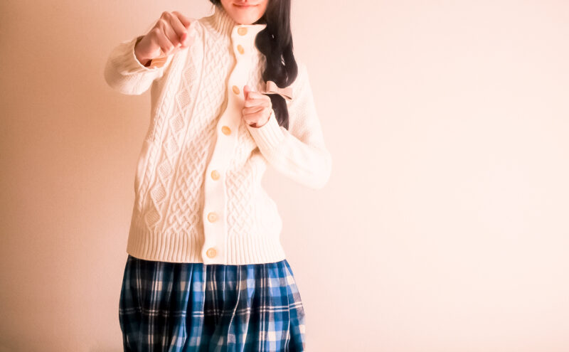 パンチを繰り出す女性