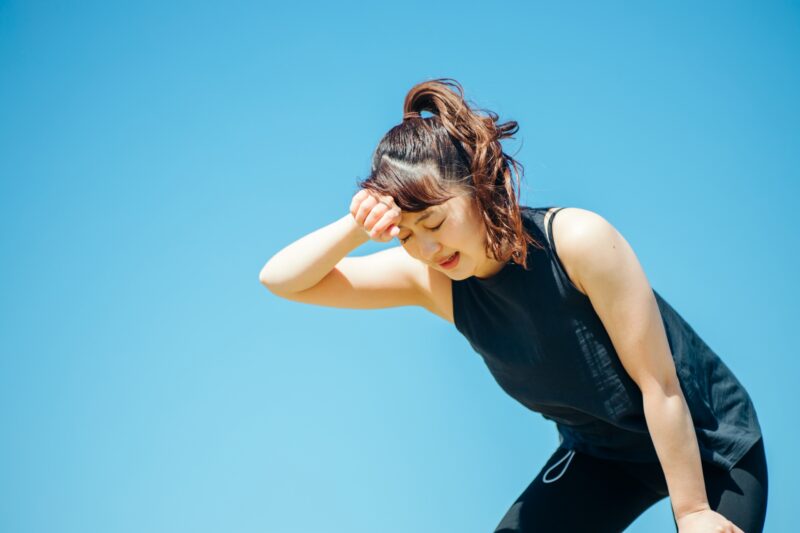 疲労・息切れする女性