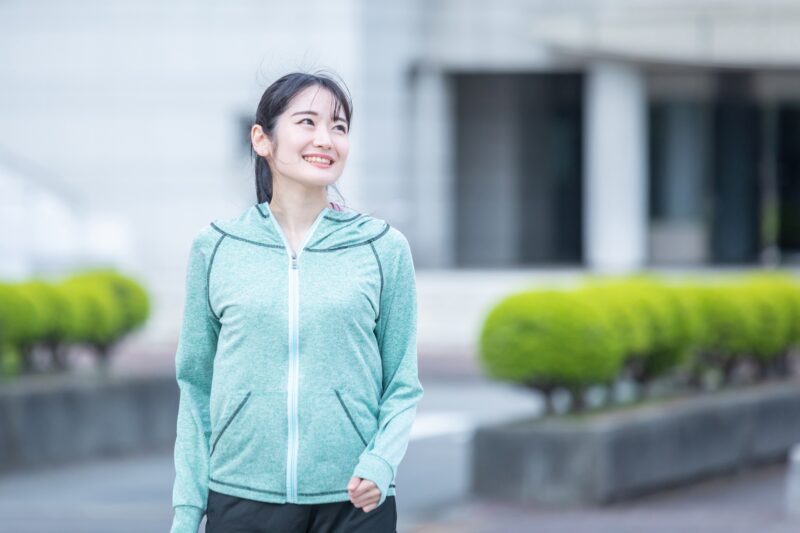 街中でトレーニングする女性