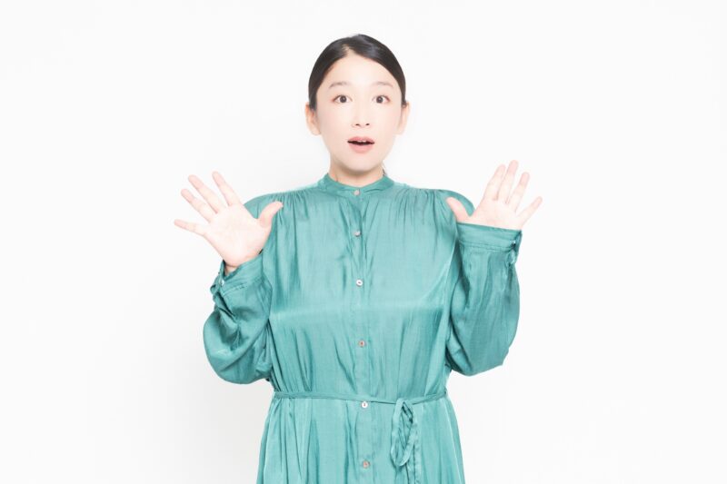 驚いたジェスチャーをする女性