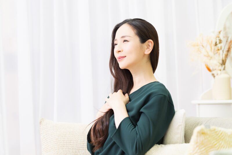 胸に手を当てる女性
