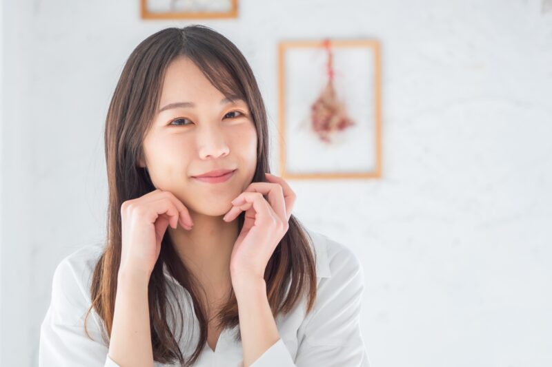 頬に手を添えてこちらを見つめる若い女性