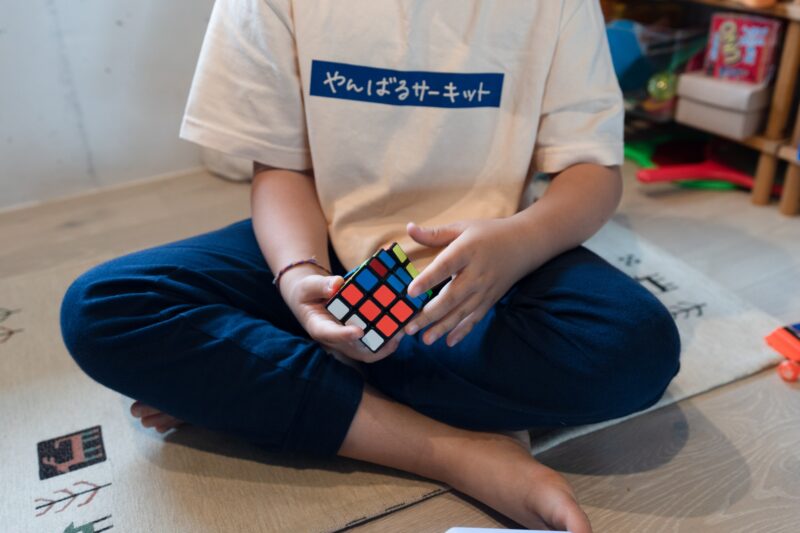 ルービックキューブで遊ぶ子供