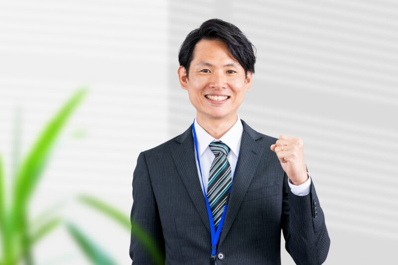 笑顔でガッツポーズする男性ビジネスマン