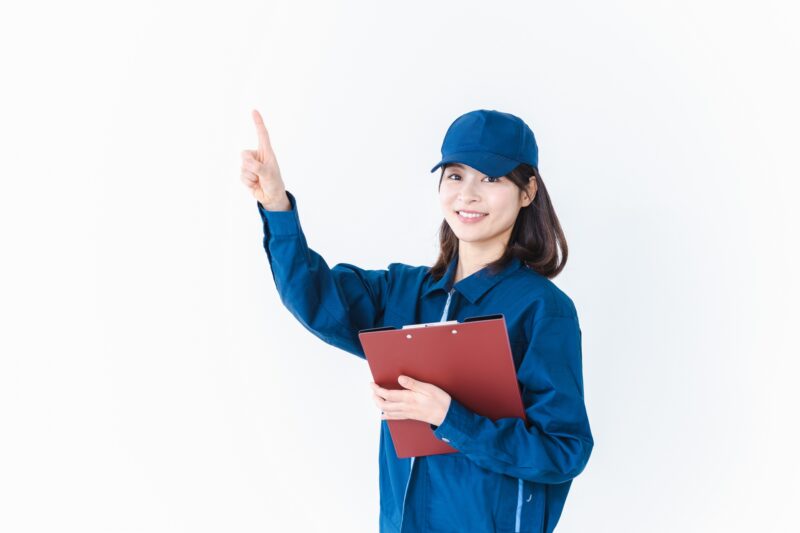 点検をする作業服姿の女性