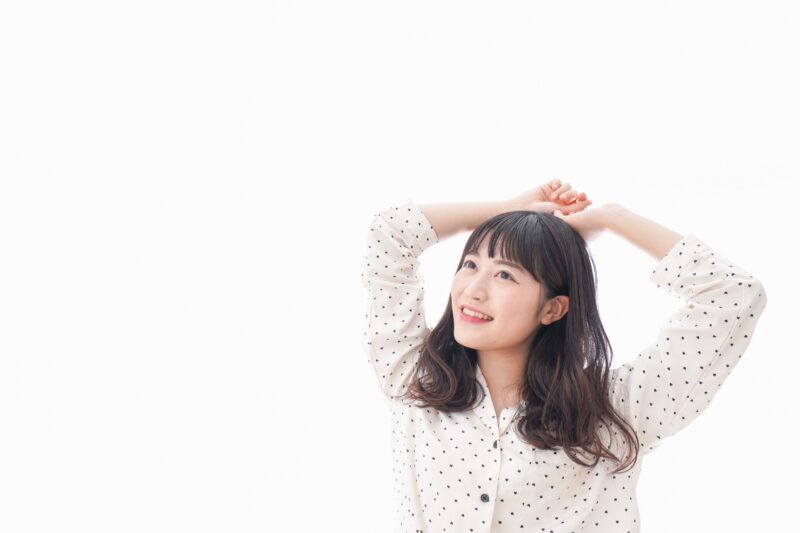 目覚める女性