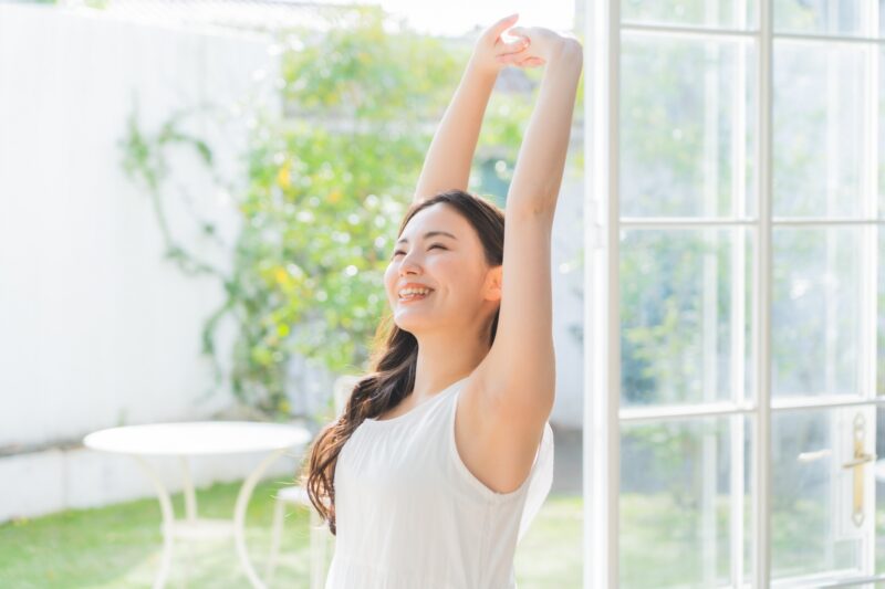 のびをする日本人女性