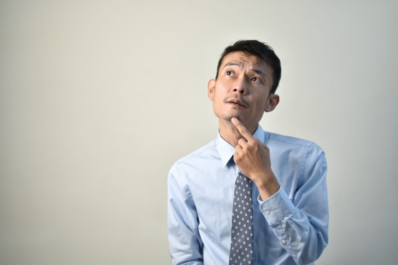 何かを考えている男性