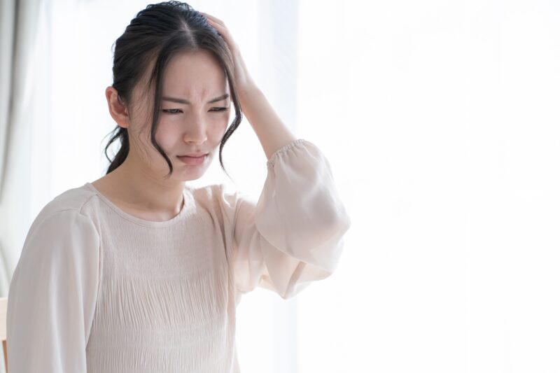頭を抱えた女性