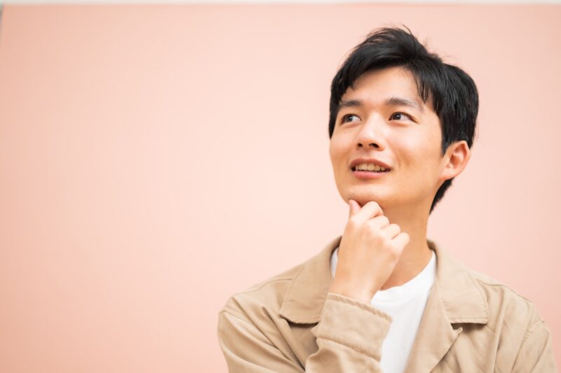 考える若い日本人男性