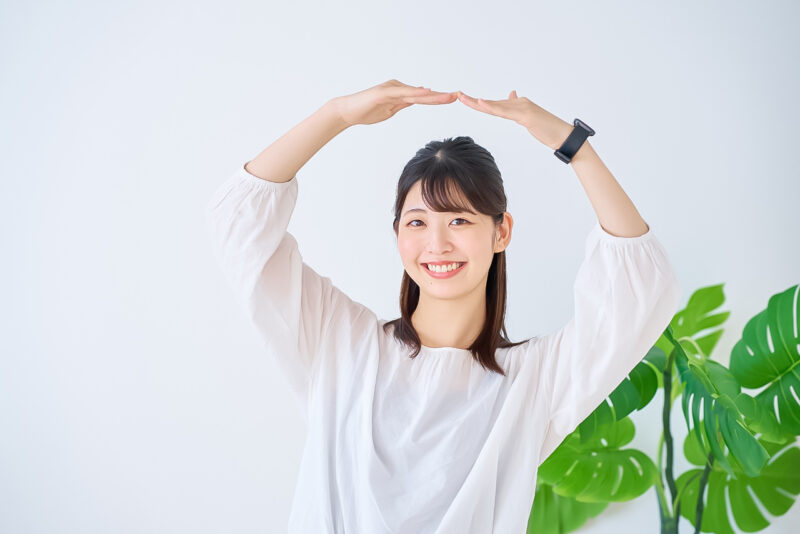 OKのハンドサインをする若い女性