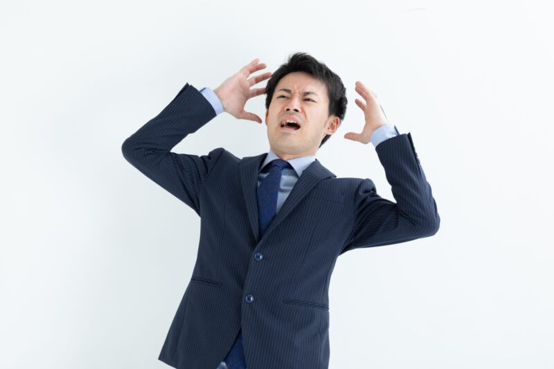 頭を抱えるビジネスマン