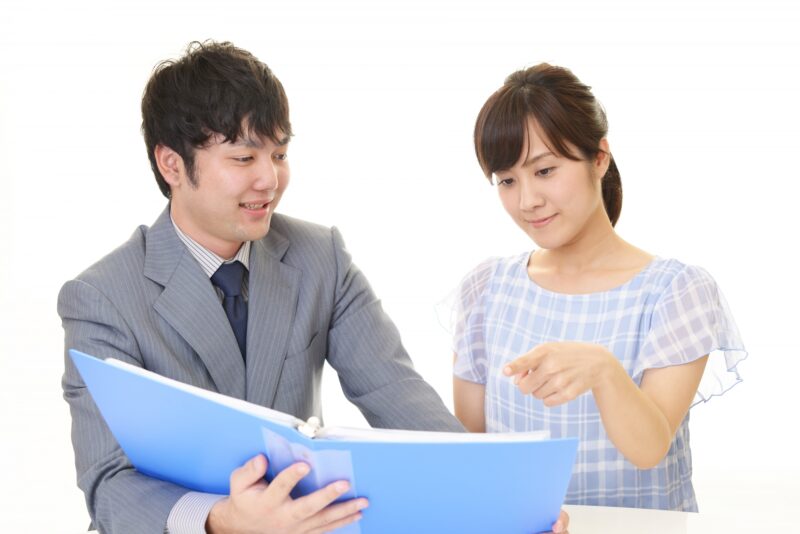 接客中のビジネスマン