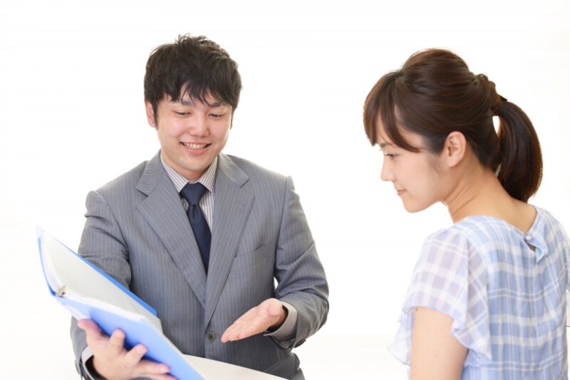 接客中のビジネスマン