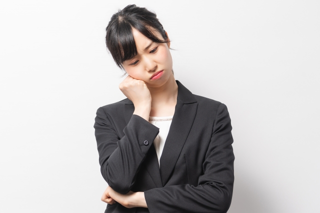 問題を抱えて困っている若いビジネスウーマン