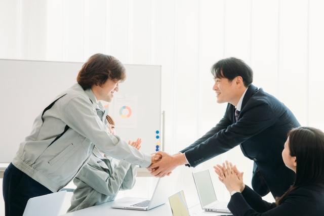 握手するスーツ姿の男性(契約)
