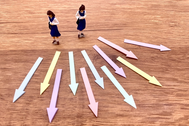 多くの選択肢の前で迷う女子高生