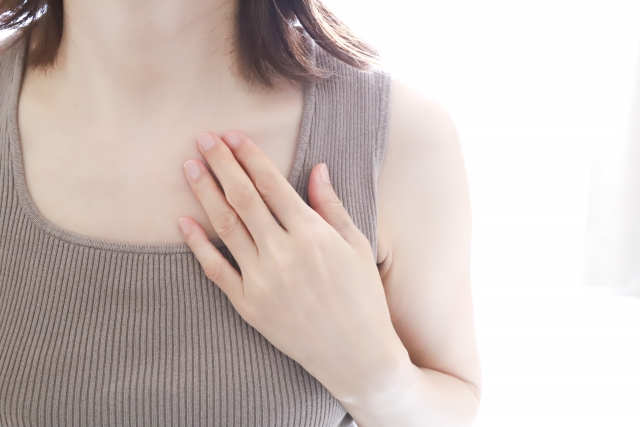 胸に手を当てる女性
