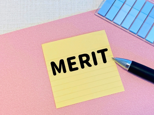 MERITと書かれた黄色い付箋