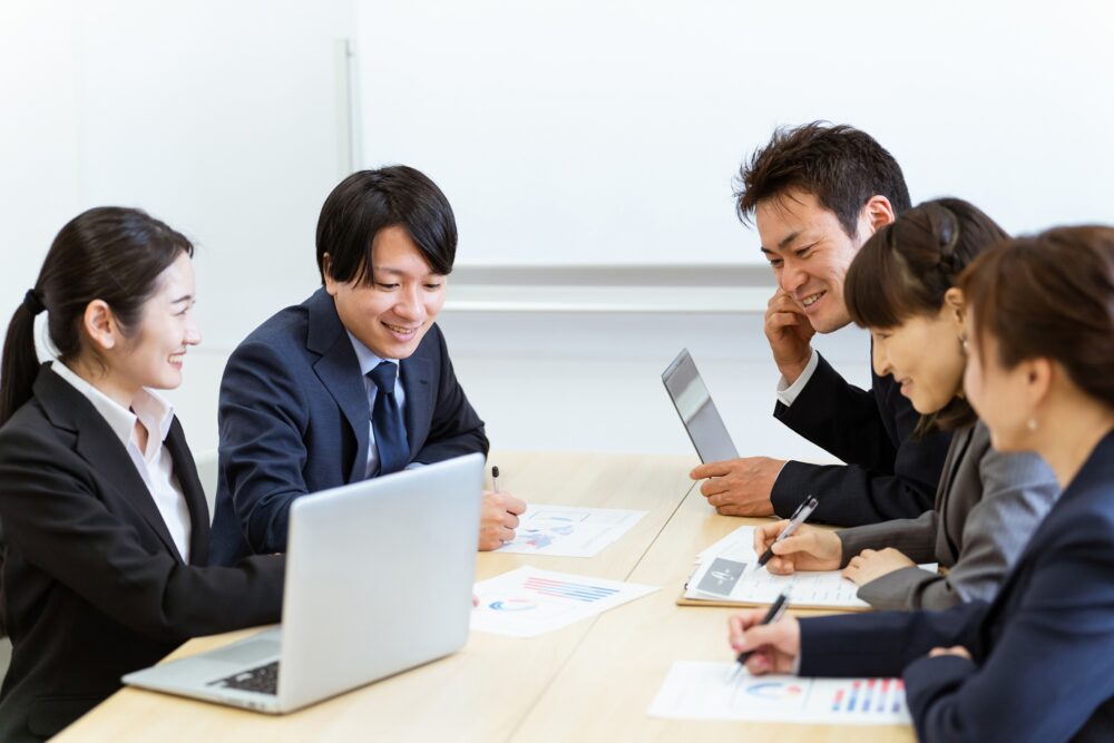 会議中の男女