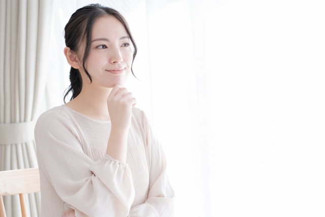 考える若い日本人女性