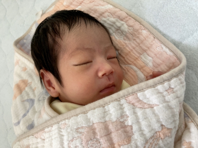 生まれたばかりの眠っている赤ちゃん