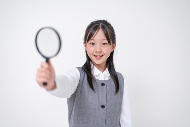 虫眼鏡を持つ女子
