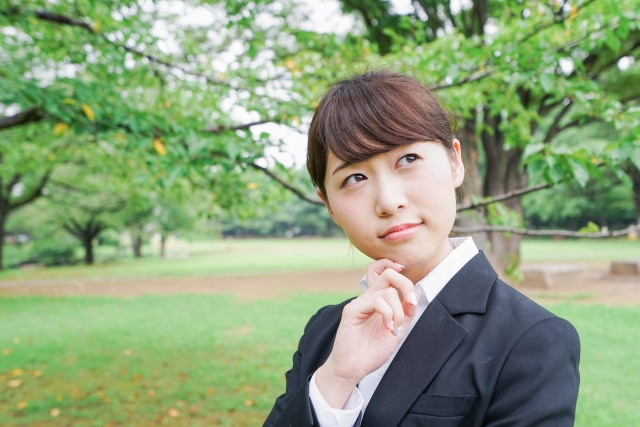 考える若い女性