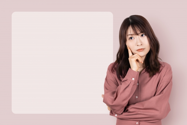 考える女性_背景白枠スペース付き