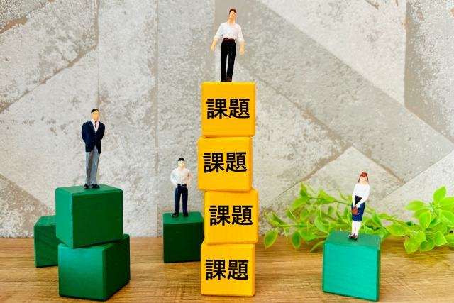 多くの課題を達成するビジネスマン