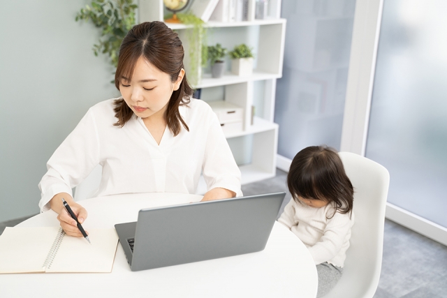 在宅ワークと子育ての両立に励む母親