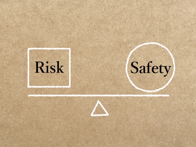 ナチュラルボードに天秤とRiskとSafetyの文字