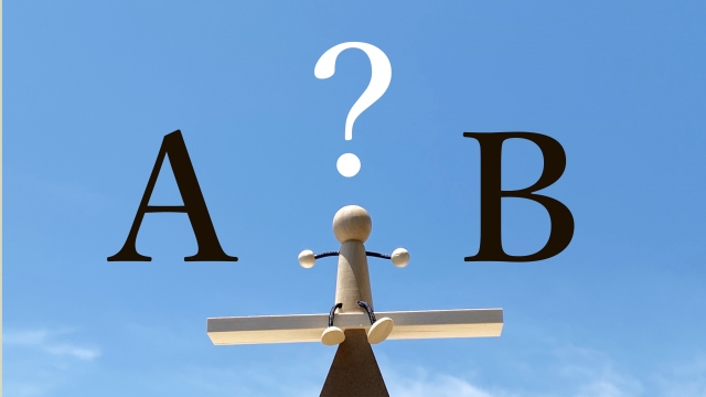 天秤棒の中心に人形_AとBと?の文字