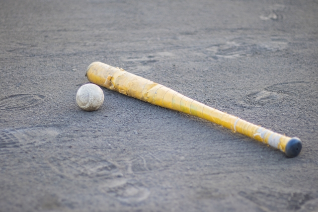 野球ボールとバット